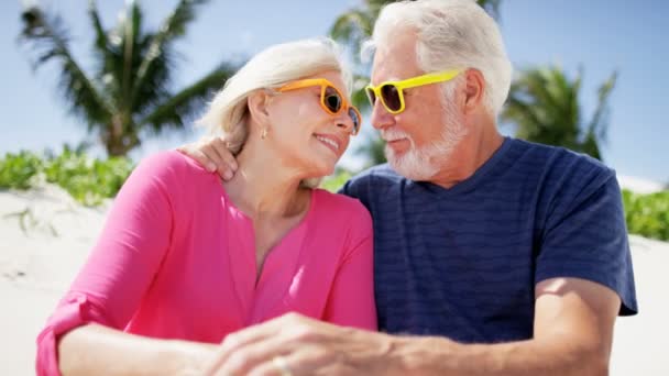 couple de personnes âgées profitant de vacances sur la plage
 - Séquence, vidéo