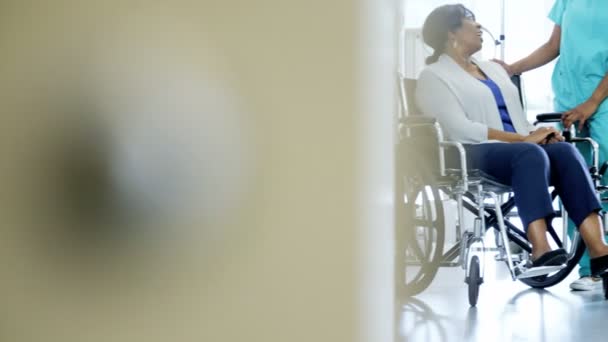 enfermera y paciente en silla de ruedas en el hospital
 - Metraje, vídeo