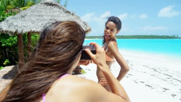 multi etniche fidanzate divertirsi sulla spiaggia
 - Filmati, video