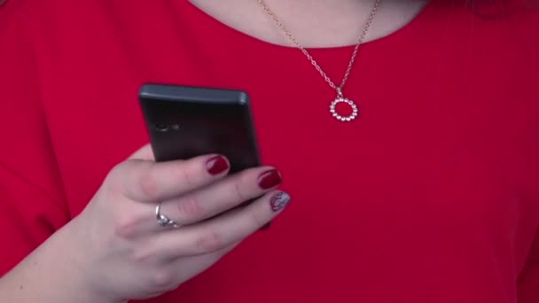 Mão feminina usa telefone celular
 - Filmagem, Vídeo