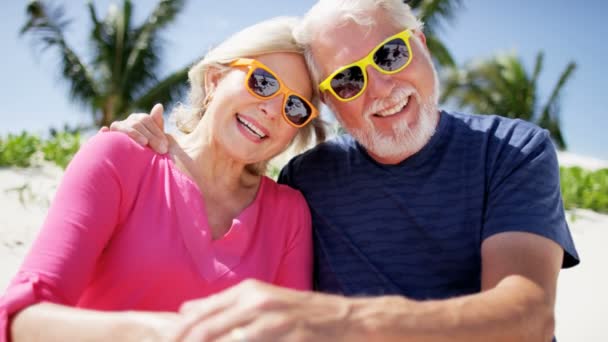 Seniorenpaar genießt Urlaub am Strand - Filmmaterial, Video
