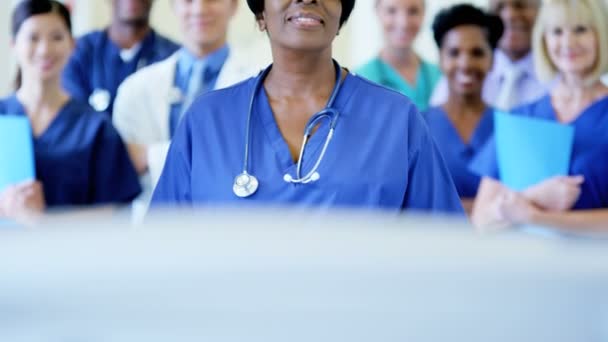 Αφρικανική αμερικανική νοσοκόμα και ομάδα στο ιατρικό κέντρο - Πλάνα, βίντεο