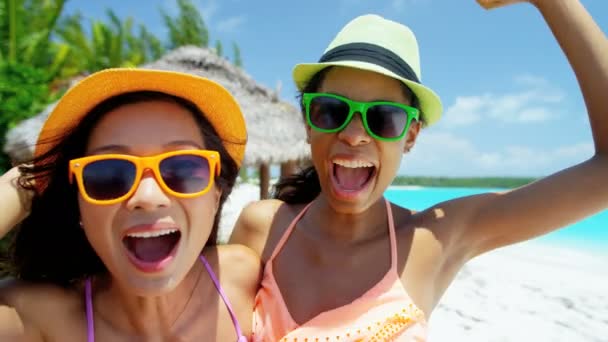 Multi etniczne dziewczyny zabawy na plaży - Materiał filmowy, wideo