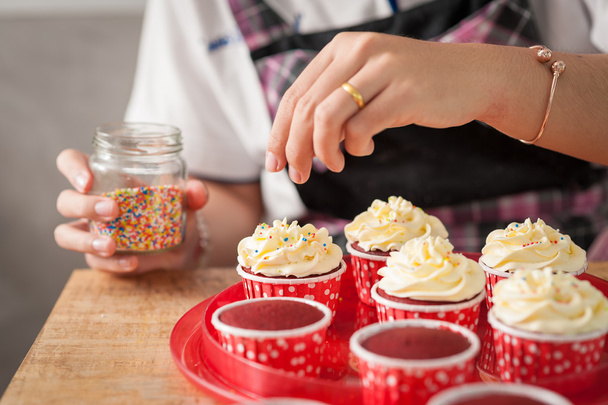 Tekeminen punainen sametti cupcakes
 - Valokuva, kuva