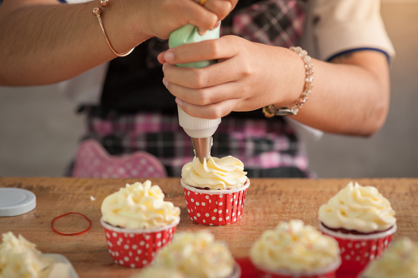 Making red velvet cupcakes - Foto, imagen