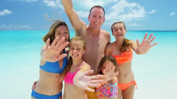 Familia caucásica disfrutando de vacaciones en la playa
  - Metraje, vídeo
