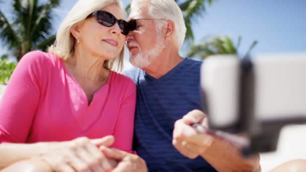 Selfie odebírání starší pár na pláži - Záběry, video