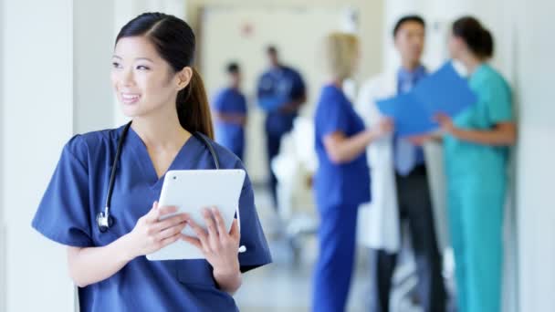 vrouwelijke verpleegkundige werken op tablet in ziekenhuis - Video