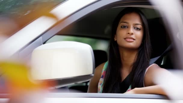 Індійські жінки, що проходять по дорозі поїздки - Кадри, відео
