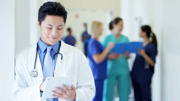 mužské doktor pracuje na tabletu v nemocnici - Záběry, video