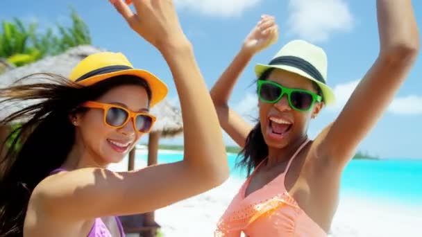 chicas multiétnicas divirtiéndose en la playa
 - Metraje, vídeo