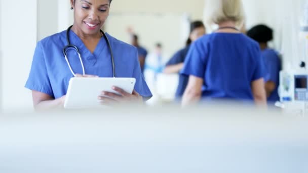 infirmière utilisant la tablette dans le centre médical
 - Séquence, vidéo