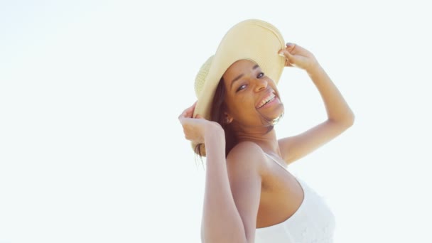 Chica afroamericana en la playa tropical
 - Imágenes, Vídeo