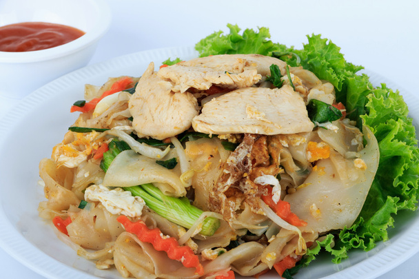 Reisnudeln gerührt mit Huhn, Thai Street Food. - Foto, Bild