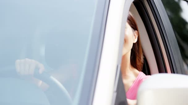 Asiática chica en coche mostrando coche llave
 - Imágenes, Vídeo