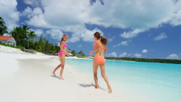 ビーチで遊ぶ白人少女 - 映像、動画