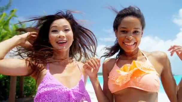 Multi etnikai lányok szórakozás a strandon - Felvétel, videó