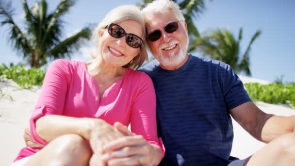 idősebb pár élvezi a nyaralás a tengerparton - Felvétel, videó