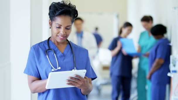enfermera usando tableta en el centro médico
 - Metraje, vídeo