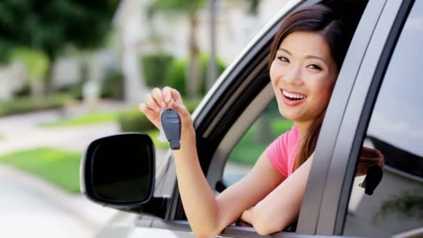 Aasialainen tyttö autossa osoittaa auton avain
 - Materiaali, video