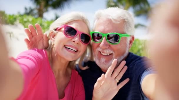 Idősebb pár figyelembe selfie a strandon - Felvétel, videó
