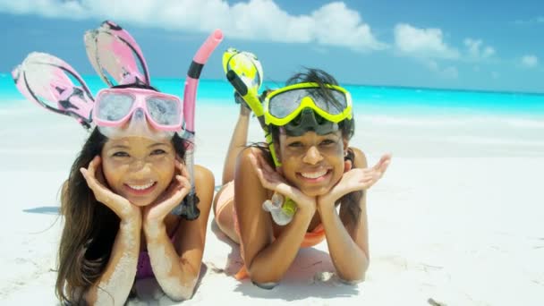 multi meninas étnicas indo snorkeling
 - Filmagem, Vídeo