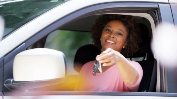 Afro-Amerikan kız gösteren araba anahtarı - Video, Çekim
