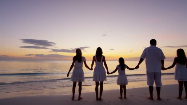 Famiglia caucasica godendo vacanza al mare al tramonto
 - Filmati, video