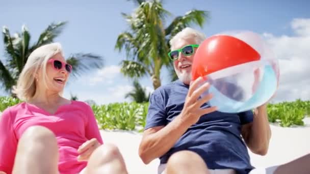 Λαμβάνοντας αυτοπορτρέτα ανώτερος ζευγάρι στην παραλία - Πλάνα, βίντεο
