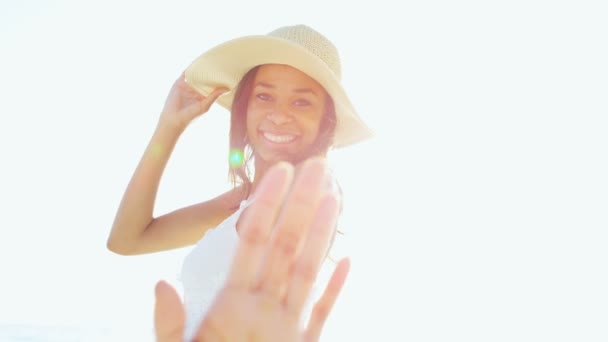 Афро-американських дівчина на тропічні пляжі - Кадри, відео
