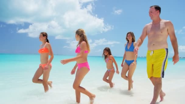 Familia caucásica disfrutando de vacaciones en la playa
  - Metraje, vídeo