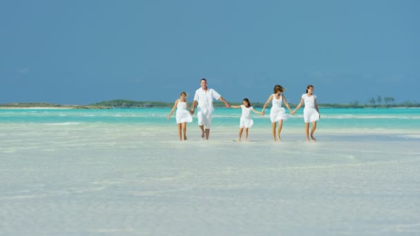 Família caucasiana desfrutando de férias na praia
 - Filmagem, Vídeo