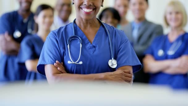 Enfermera afroamericana y equipo en el centro médico
 - Metraje, vídeo