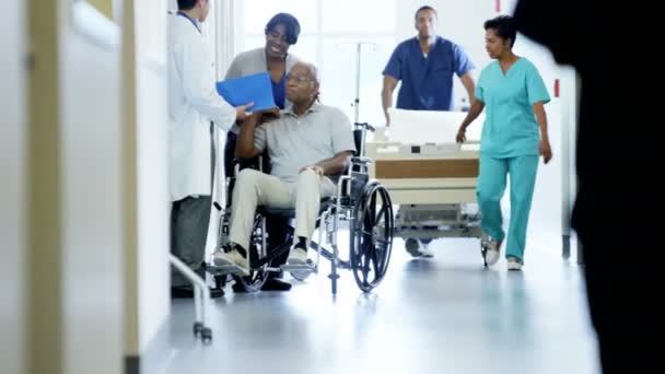 hombre en silla de ruedas con esposa consulta con el médico
  - Metraje, vídeo