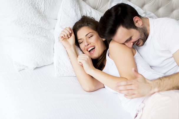 Jeune couple dans le lit
 - Photo, image
