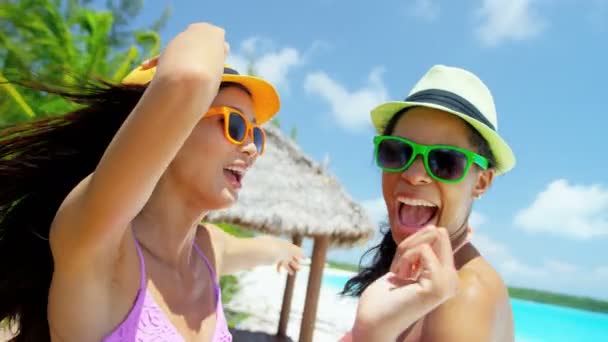 Multi-ethnischen Mädchen Spaß am Strand - Filmmaterial, Video