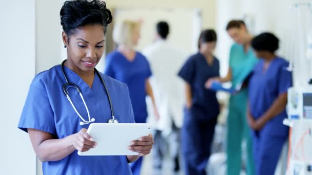 θηλυκό νοσοκόμα χρήση tablet στο ιατρικό κέντρο - Πλάνα, βίντεο