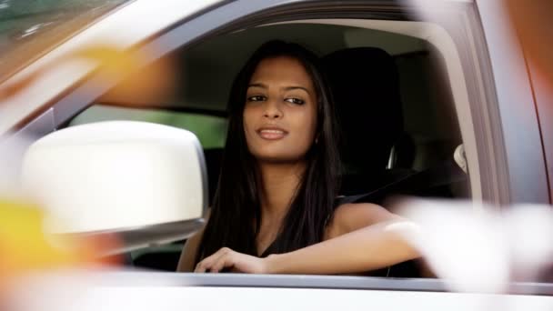 インドの女性が道路旅行に行く - 映像、動画