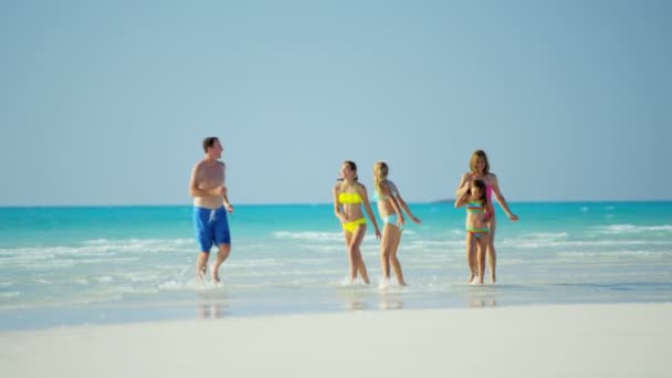 Καυκάσιος οικογένεια απολαμβάνουν διακοπές στην παραλία  - Πλάνα, βίντεο