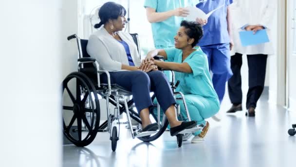 enfermeira e paciente em cadeira de rodas no hospital
 - Filmagem, Vídeo