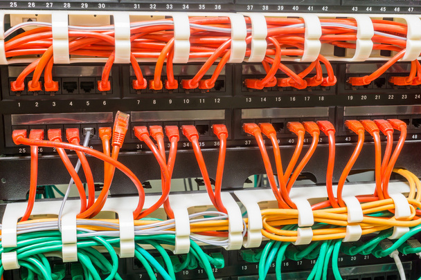 Geçiş yapmak için bağlı çeşitli ağ kabloları yakın çekim - Fotoğraf, Görsel
