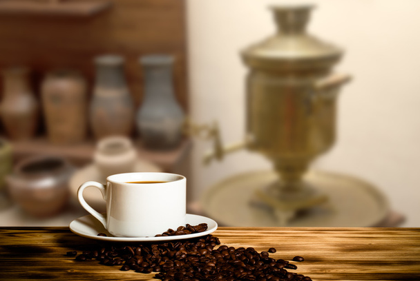 Koffie in een cup op houten tafel tegenover een intreepupil de interio - Foto, afbeelding