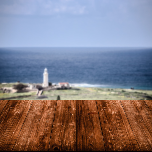 Όμορφη θέα στη Μεσόγειο θάλασσα πάνω από το παλιό σκοτεινό ξύλινο καρτέλα - Φωτογραφία, εικόνα