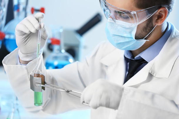 clinician studying  in laboratory - Foto, immagini
