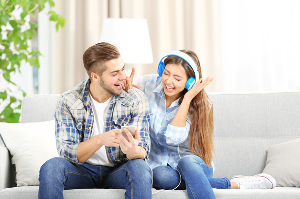 Teenager couple listening to music - Foto, afbeelding