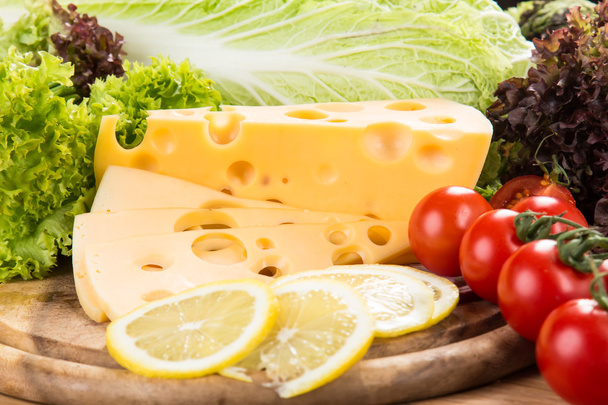 yellow cheese with fresh vegetables - Foto, afbeelding