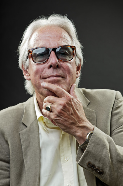 Funny senior business man wearing suit and retro sunglasses. - Foto, Bild