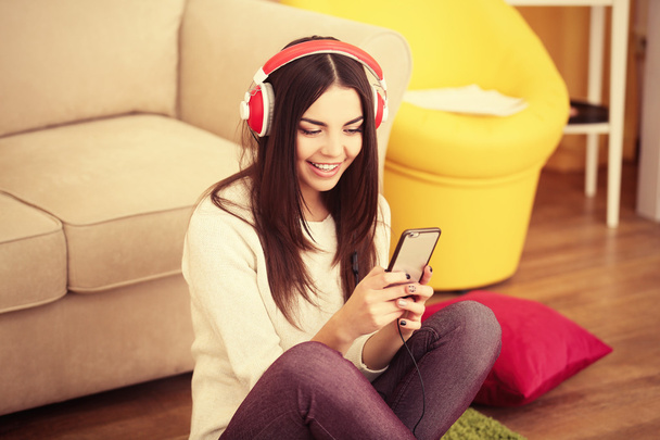 woman with headphones listening to music - Fotografie, Obrázek