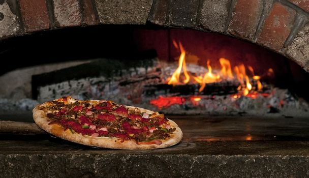 Forno de tijolo Pizza with the Works
 - Foto, Imagem