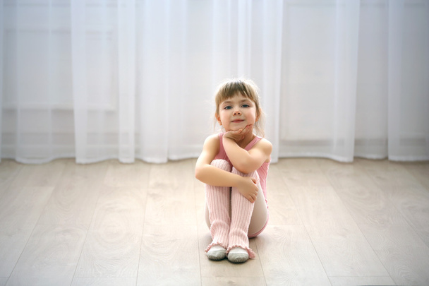 cute girl in pink leotard - Φωτογραφία, εικόνα